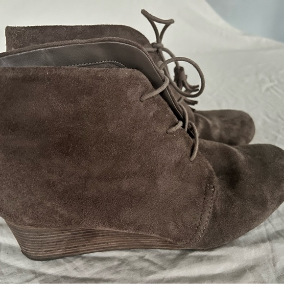 Dr. Scholl's Taupe Suede Ankle Booties/Wedge w Tassels Women 8.5 - Picture 3 of 6
